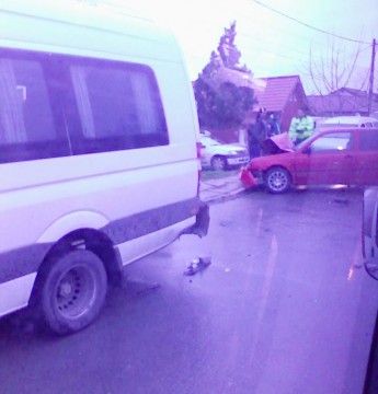 Un tânăr băut a lovit un microbuz